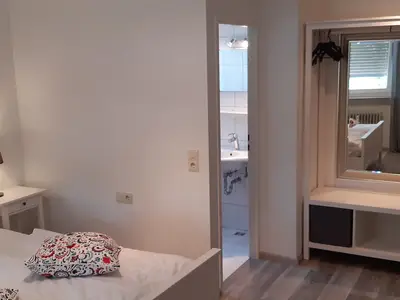 Neues Doppel-/Dreibettzimmer - DU/WC_Kabel-TV_W-Lan_Sofa_Tageslichtfenster im Bad