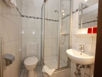 moderne Bäder mit Dusche/WC, Haarfön, teils mit Tageslichtfenster