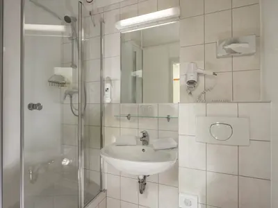 Badezimmer mit Dusche