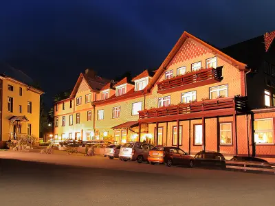 Außenansicht bei Nacht