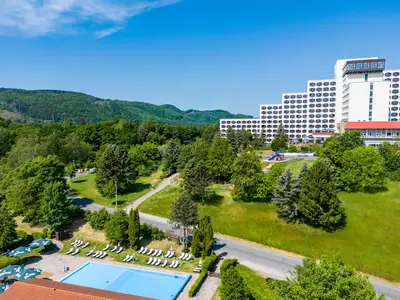Außenansicht mit Pool im Sommer