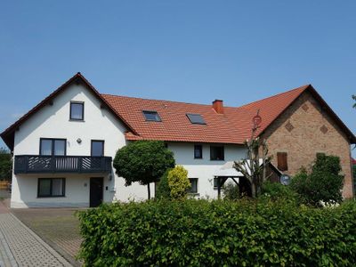 Hausansicht mit Balkon