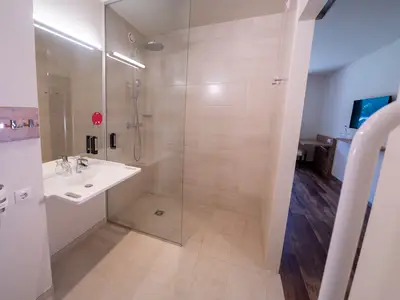 Standard Zimmer barrierefrei im COOEE alpin Hotel Dachstein