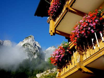 Gasthof mit Gosaukamm im Hintergrund