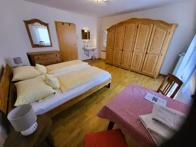 Zimmer Nr. 2 EtagenDU/WC ohne TV mit Balkon