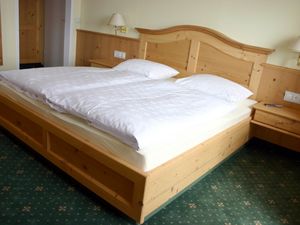 15224705-Doppelzimmer-3-Gstadt am Chiemsee-300x225-1