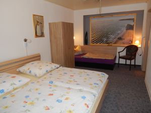 19015611-Doppelzimmer-3-Güstrow-300x225-2