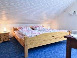 23327696-Doppelzimmer-2-Heimbach-300x225-5