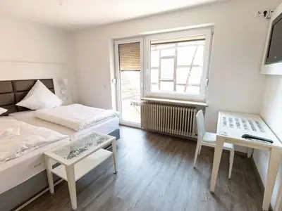 Doppelzimmer für 2 Personen (15 m²) in Hollfeld 8/10 Doppelzimmer für 2 Personen (15 m²) in Hollfeld 8/10