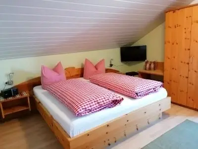 Doppelzimmer für 2 Personen (18 m²) in Hopferau 1/10