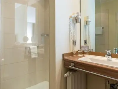 Badezimmerbeispiel Doppelzimmer Komfort