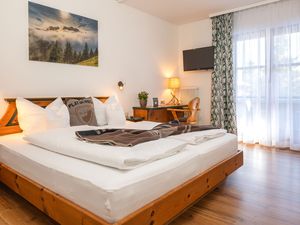 23307696-Doppelzimmer-2-Inzell-300x225-5