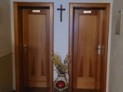 Zimmer Nr. 6 zugehörige Dusche und WC