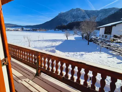 Zimmer 6 außen Ansicht mit Langlaufloipe