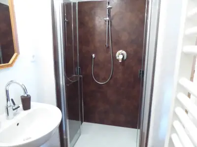 große   bodenebene   Dusche