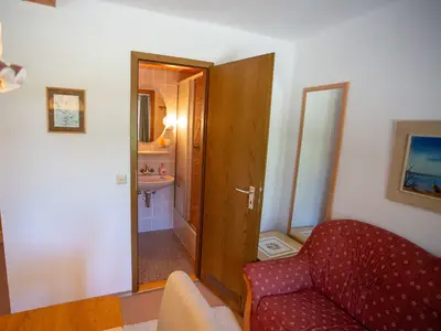 Doppelzimmermit Blick ins Bad