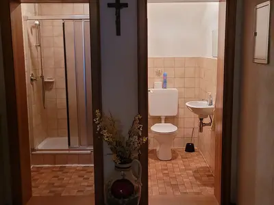 Zimmer Nr. 6 zugehörige Dusche und WC