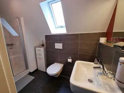 Zimmer 8 Badezimmer