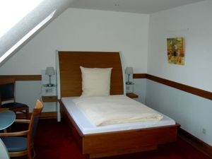 23302681-Doppelzimmer-3-Jena-300x225-3