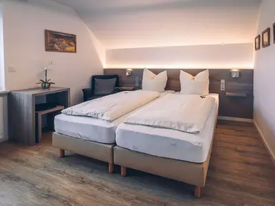 Doppelzimmer für 3 Personen (24 m²) in Kalenborn 8/10