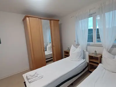 Schlafzimmer 1 mit zwei getrennten Betten