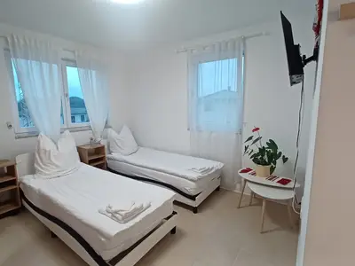 Schlafzimmer 1 mit zwei getrennten Betten