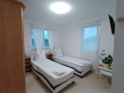 Schlafzimmer 1 mit zwei getrennten Betten