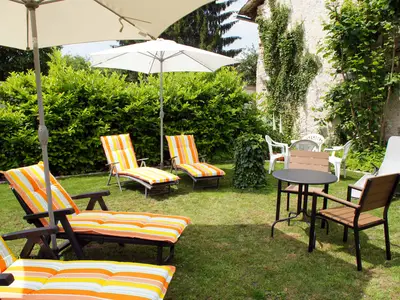 Gastgarten mit Liegen und Sitzgarnituren