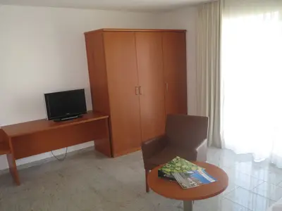 Schrank und TV 1 Bsp