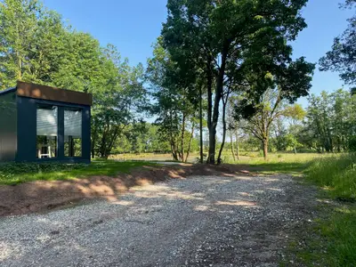 Außenansicht mit Parkplatz für ein Auto