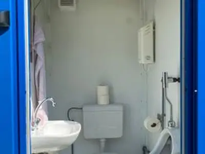 WC (in ca. 100 Meter Entfernung von dem Schlafcontainer)