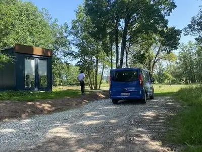 Außenansicht mit Parkplatz vor dem Schlafcontainer