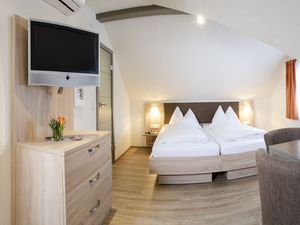 23126407-Doppelzimmer-2-Lindau-300x225-4