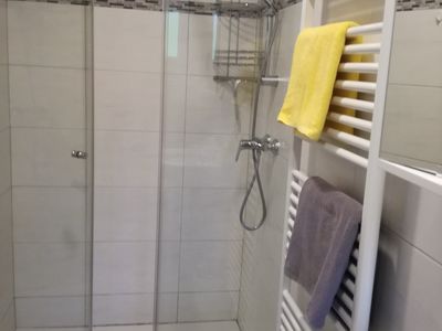 Badezimmer mit Dusche und WC