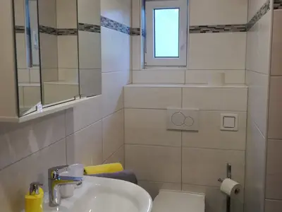 Badezimmer mit Dusche und WC