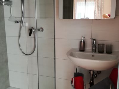 Badezimmer mit Dusche und WC