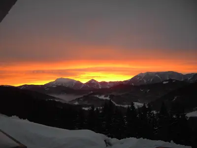 Blick vom Balkon auf den morgendlichen Sonnenaufgang