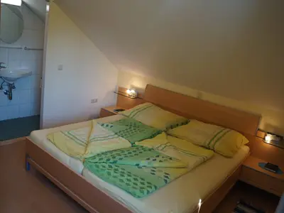 Buchenzimmer mit Doppelbett und eigenem Sanitär