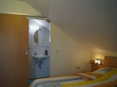 eigenes Sanitär mit Schiebetüre