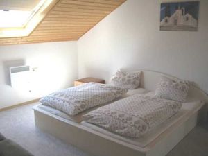 22964067-Doppelzimmer-8-Markdorf-300x225-0