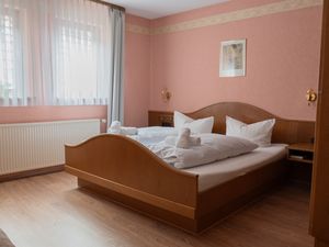 23879526-Doppelzimmer-2-Marktbreit-300x225-1