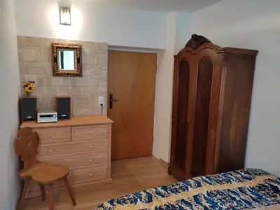Ferienzimmer Enzian mit Schrank und Kommode