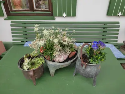 Feierabendbankerl vor dem Haus