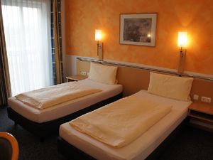 24047539-Doppelzimmer-2-Mitterteich-300x225-2