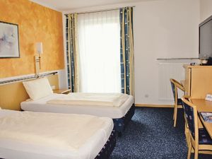 24047539-Doppelzimmer-2-Mitterteich-300x225-3