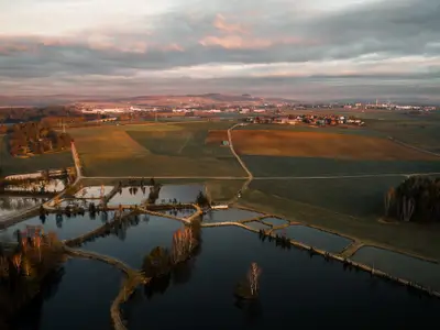 Teichanlage mit Blick auf Kleinsterz und Mitterteich