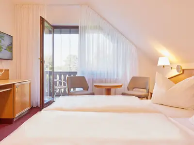 Doppelzimmer im Dachgeschoss mit Balkon und Blick in den Garten