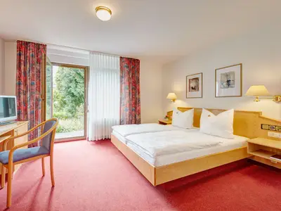 Behindertengerechtes Zimmer im Erdgeschoss mit Blick in den Garten