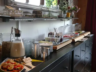 Reichhaltiges Frühstücksbüffer mit regionalen Produkten