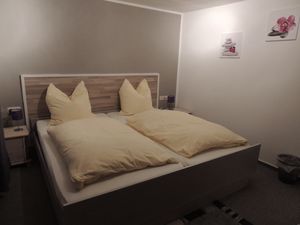 18595614-Doppelzimmer-2-Neuenrade-300x225-1